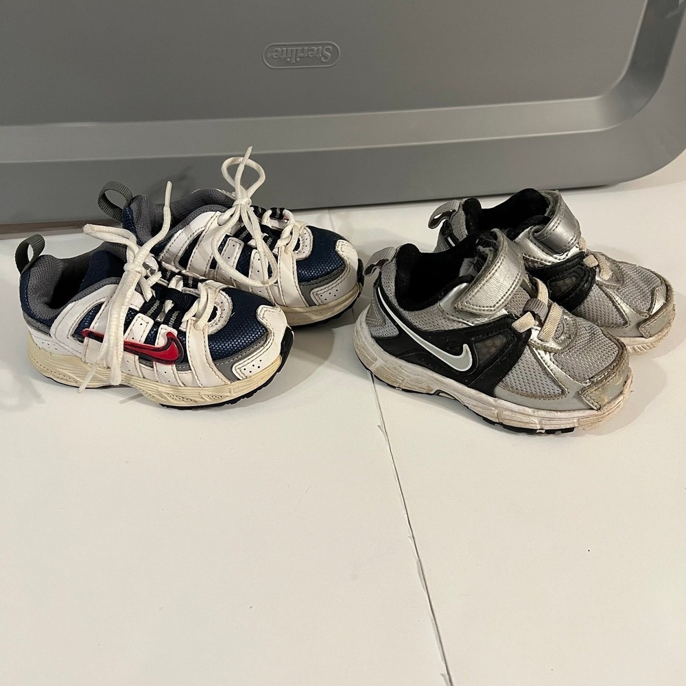 Toddler boy‎ size 5 Nike shoes (s-179)
